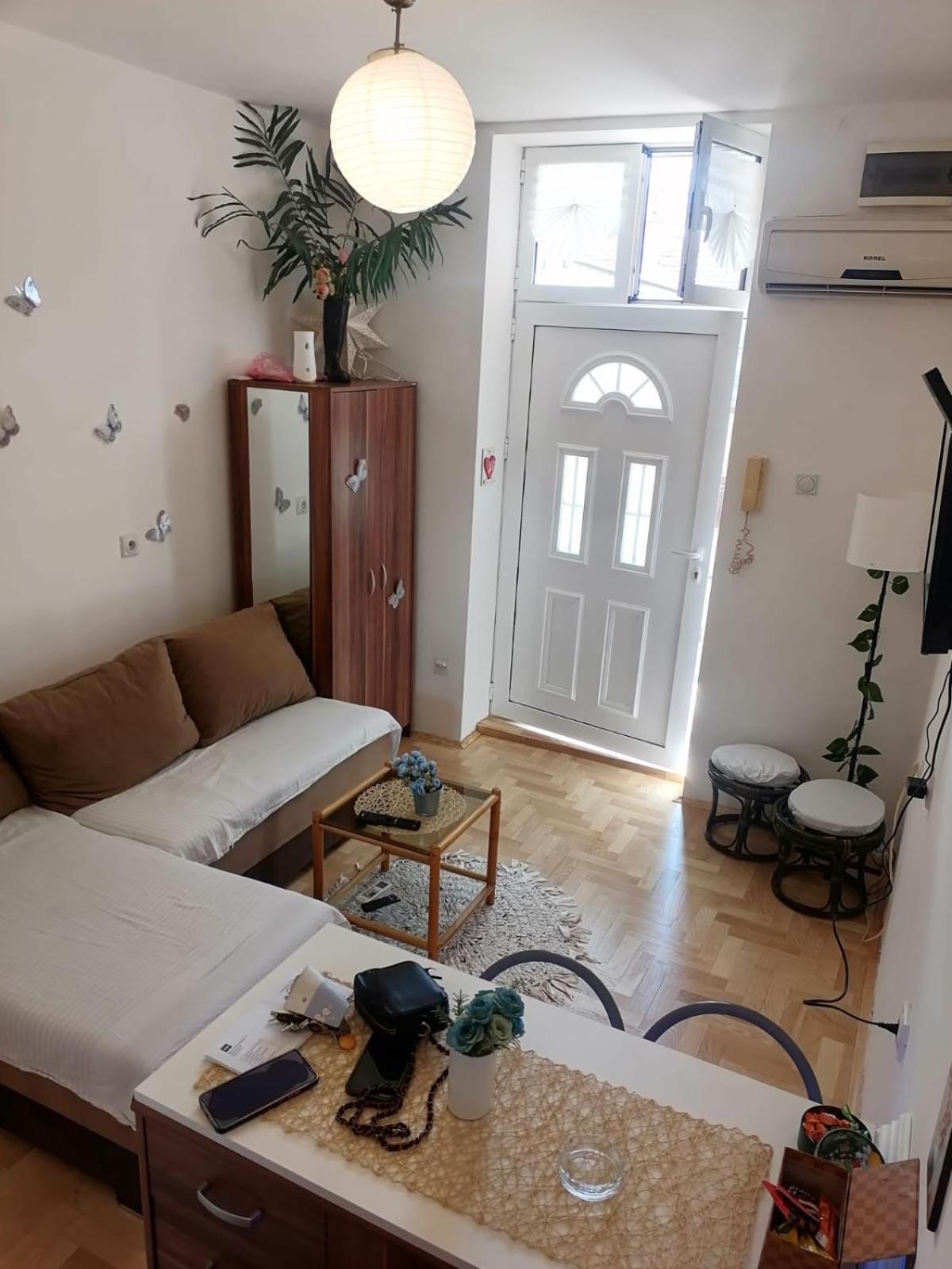 Small Low Cost Studio Beograd Eksteriør billede